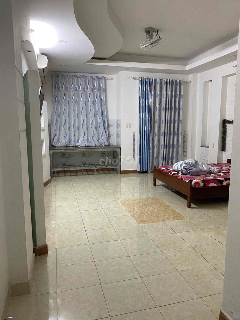 Отдельная комната, район 8, большой балкон, 50 м²