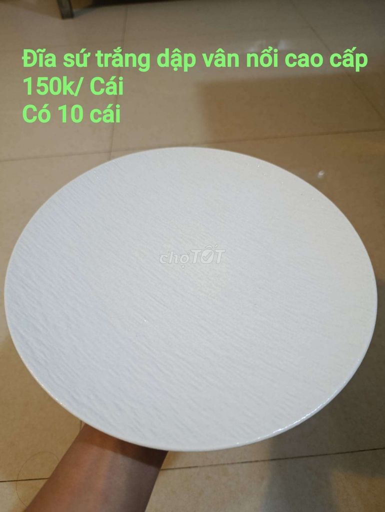 Đĩa sứ trắng dập vân nổi