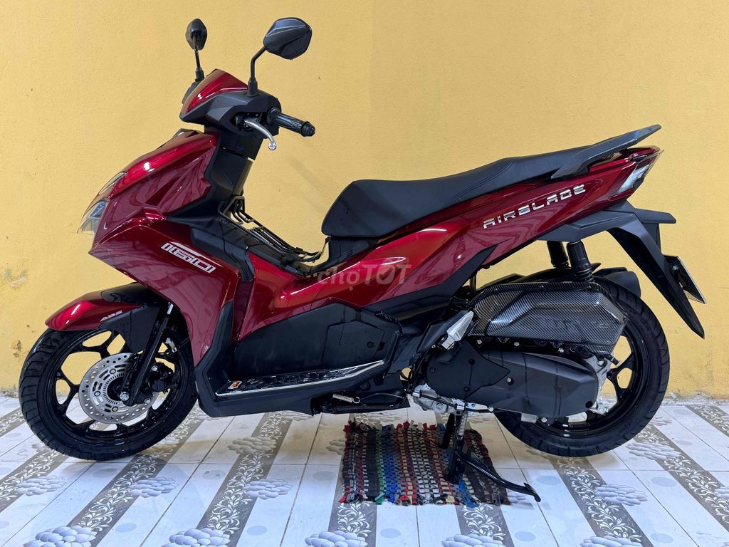 Air Blade 160 ABS 2026 красно-чёрный, пахнет новым мотоциклом