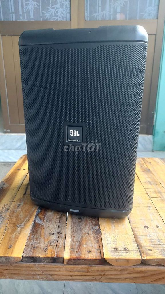 Портативная колонка JBL EON One Compact черная