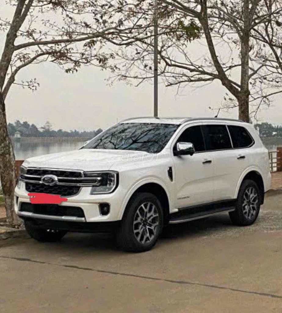 Ford Everest Titanium 4x2 2023 белый 45 000 км