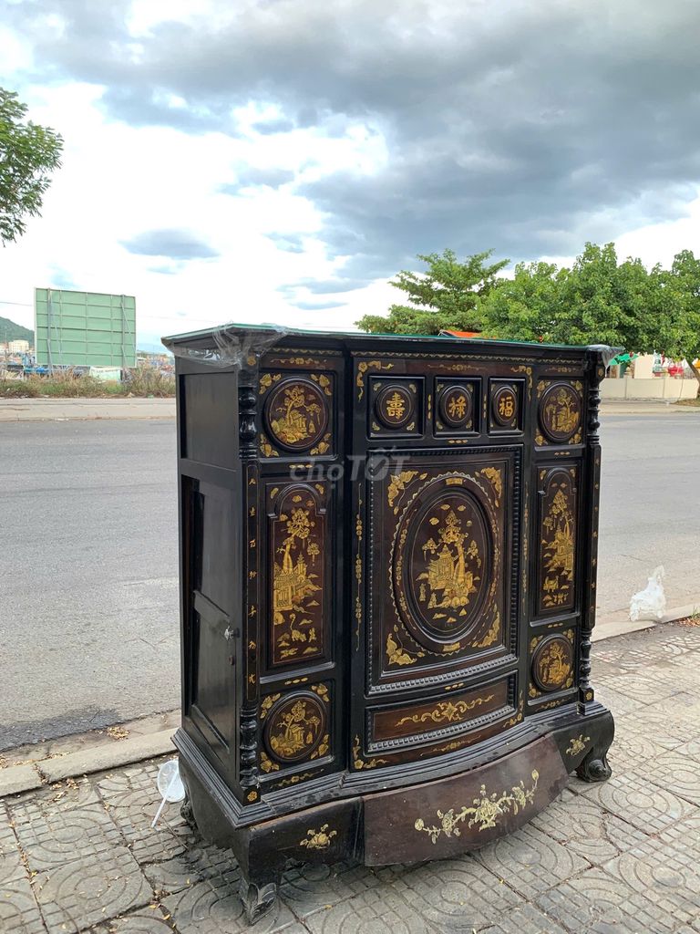 Старинный деревянный шкаф для алтаря