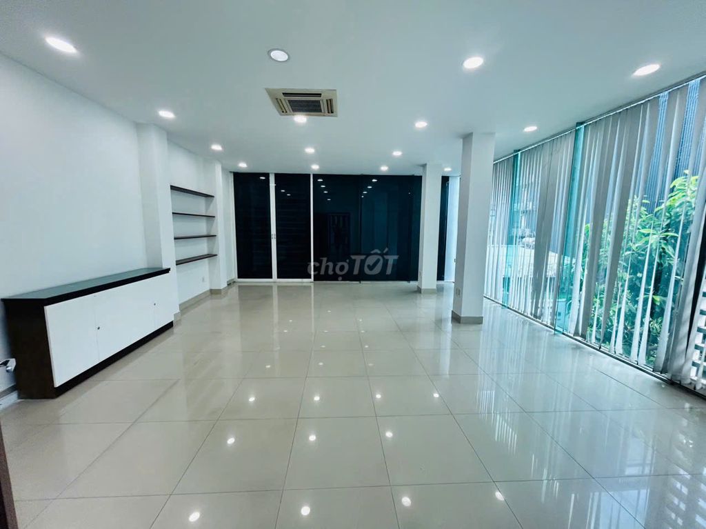 Фото 3: 🏡 Дом на улице A4 (K300) 6x20 м, цокольный этаж + 4 этажа, лифт, полностью оснащён кондиционерами