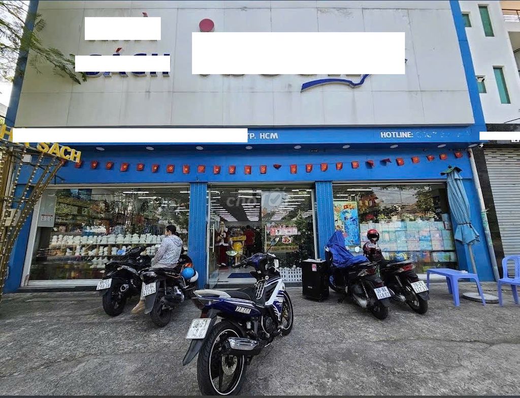 Сдается дом с фасадом на улице Нгуен Тхи Ту 9x35 м, уровень 4, с одним антресольным этажом, сквозной