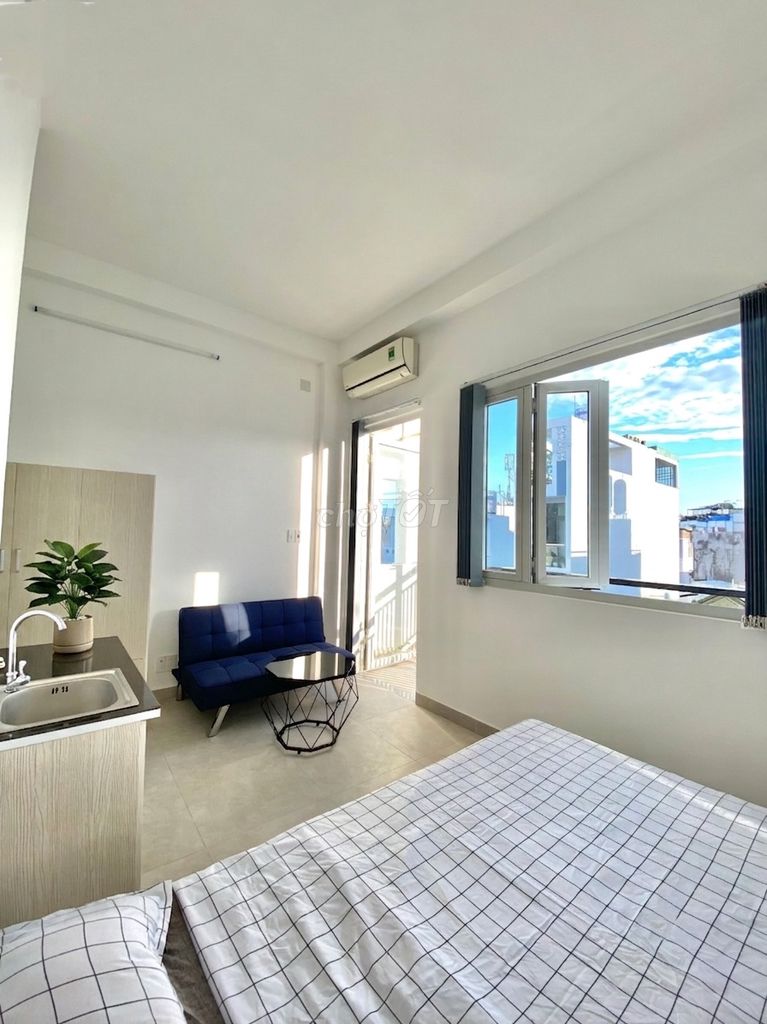 Фото 3: Новая комната с балконом, с мебелью. Рядом с VINCOM Phan Văn Trị