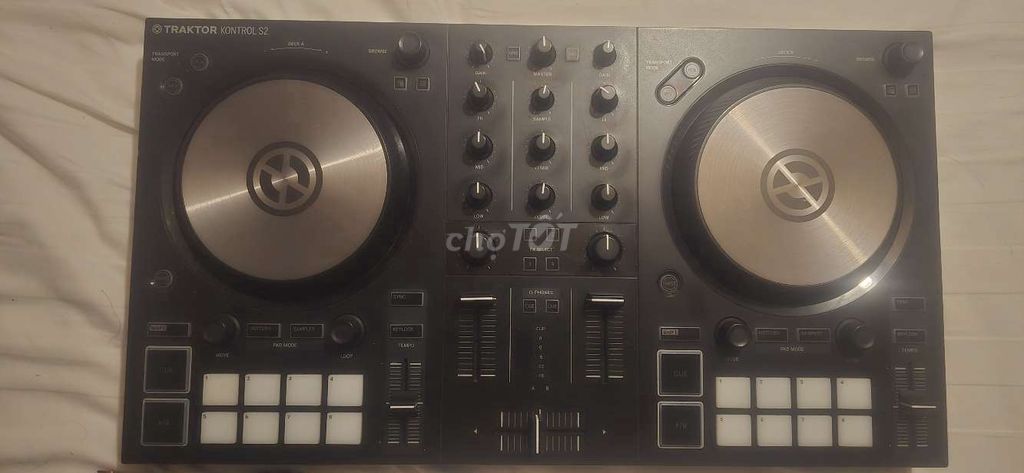 Фото 2: DJ-пульт Traktor Kontrol S2 MK3