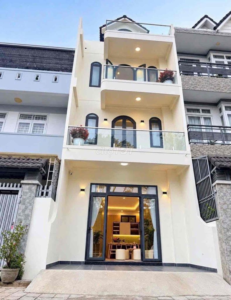 Красивый дом с лифтом для проживания и бизнеса на улице Yersin, в 500 м от озера