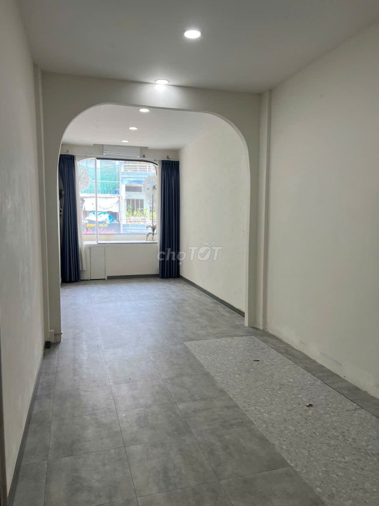 Фото 2: Продажа дома с фасадом на улице Нгуен Тхьен Тхуат, район 3