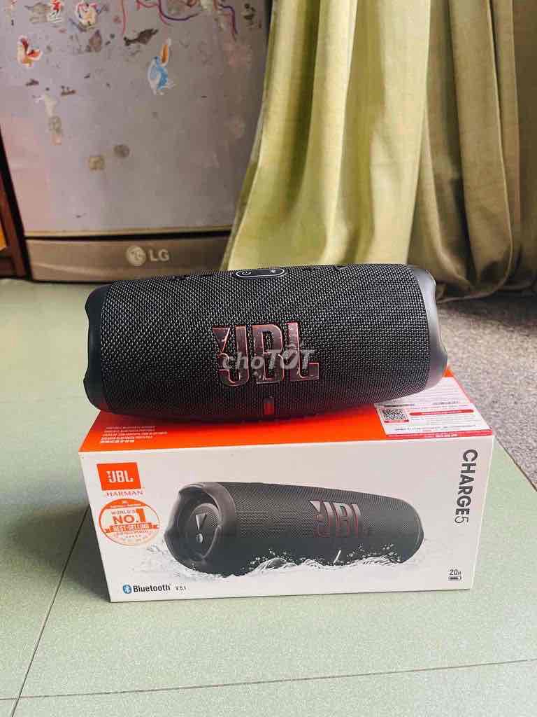Фото 2: Колонка Bluetooth JBL Charge 5 черная