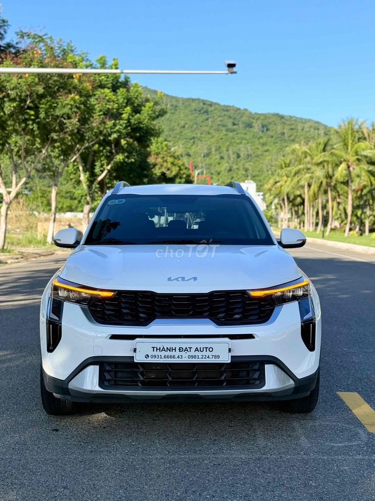 Kia Sonet Luxury 2024 белый 29.000 км