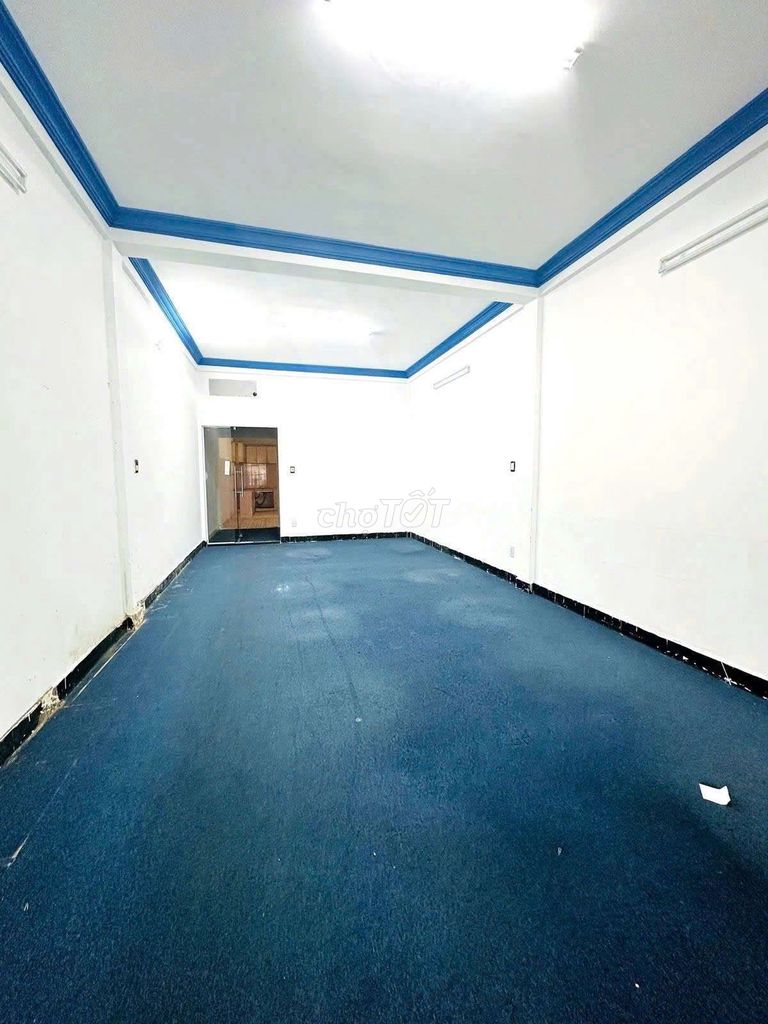 Фото 3: Дом с фасадом в районе Кы-Ся Бак-Хай — 4x27 м, 3 спальни — открытая планировка с двором