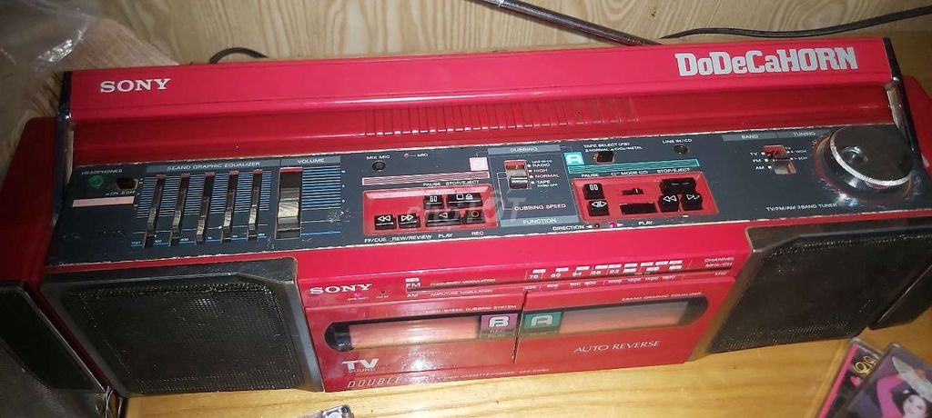 Фото 2: Кассетная дека Sony красная, еще играет сторона A