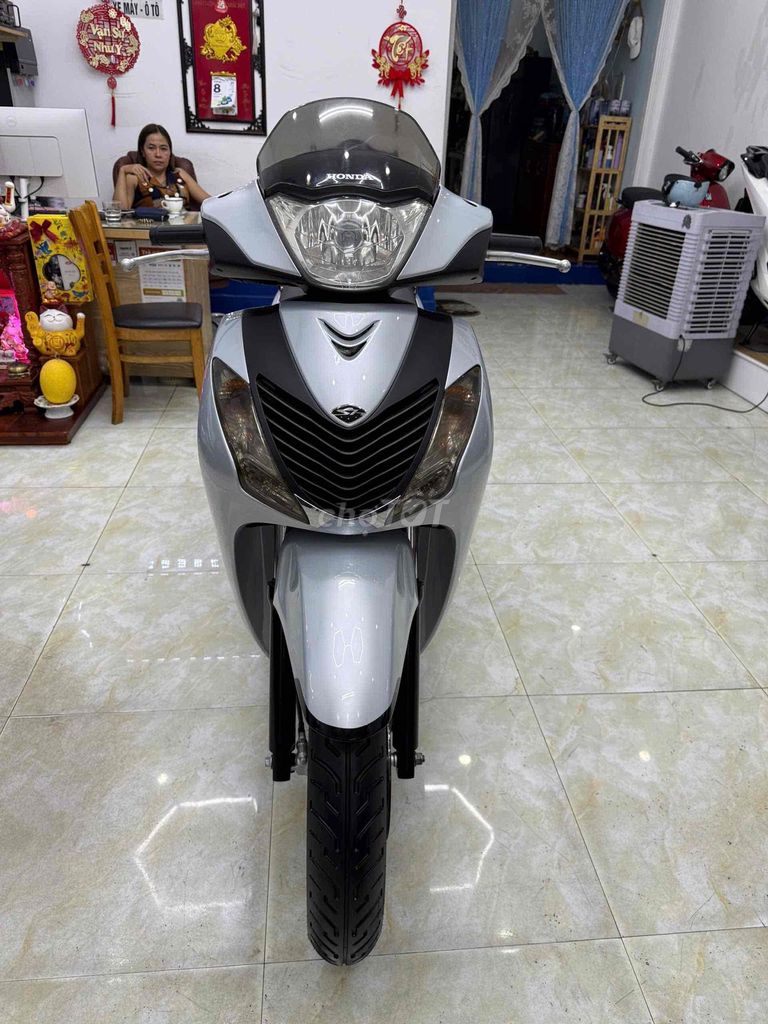 Honda SH150i 2010 серебристо-итальянский