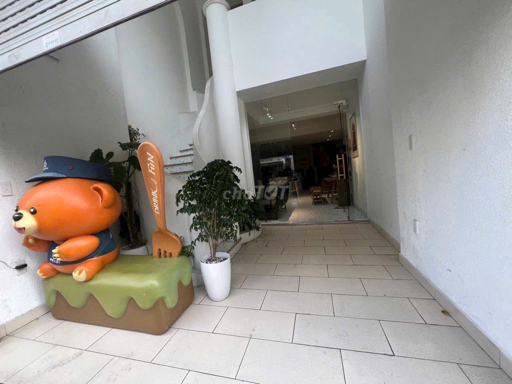 Фото 3: Cho thuê nhà mặt tiền 157 Huỳnh Văn Bánh, Q. Phú Nhuận, 6x16m nở hậu, trệt 3 lầu, giá 35 triệu