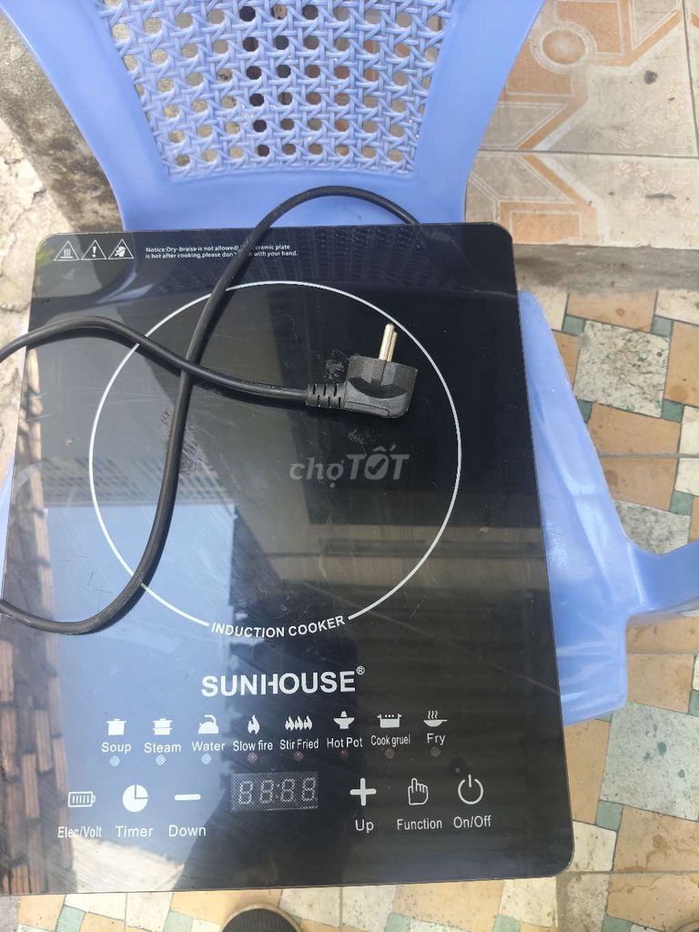 Индукционная плита Sunhouse с черной стеклянной поверхностью