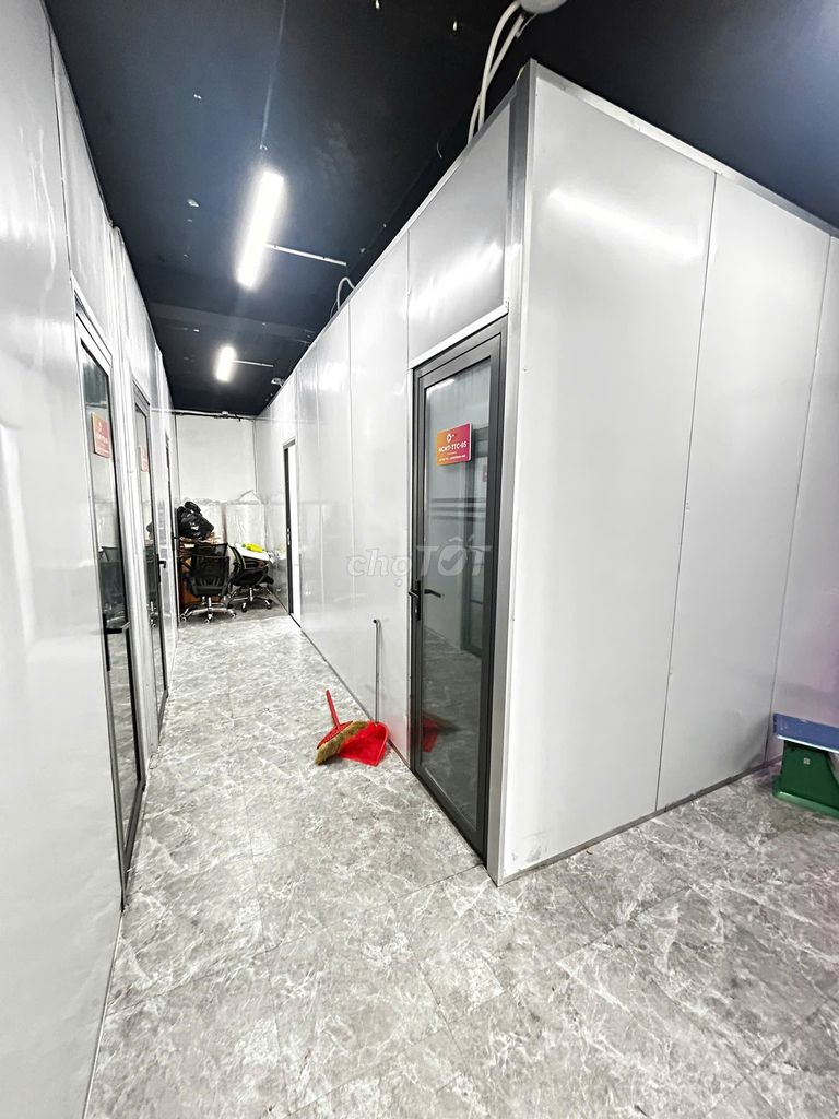 Сдается офис на антресольном этаже 1-го этажа в здании 163-165 Чан Чонг Кунг, район 7, недорого