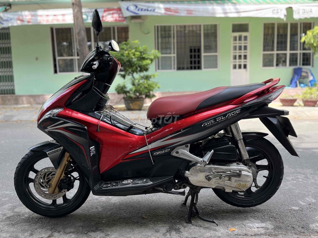 Honda Air Blade красный черный Скутер