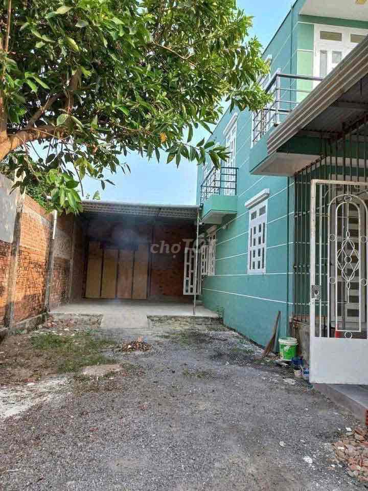 Фото 3: Собственник, дом с 1 этажом, общая площадь 400 м², есть просторный склад 250 м², есть 3 фазы