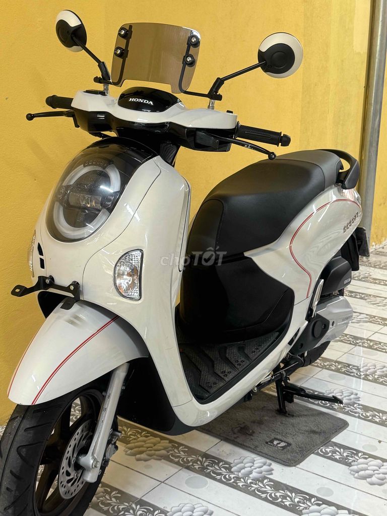 Фото 2: Scoopy конца 2025, как новый, белый 43AA-159.97