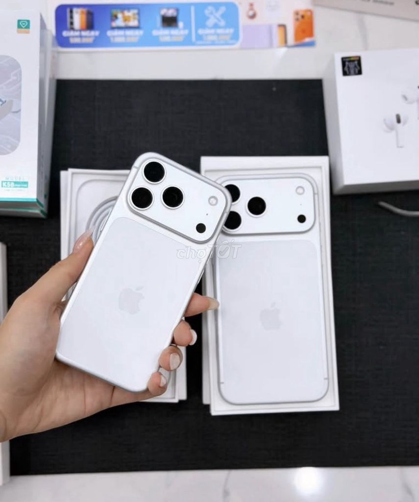 Apple iPhone 17 Pro Max 256GB Серебристый как новый