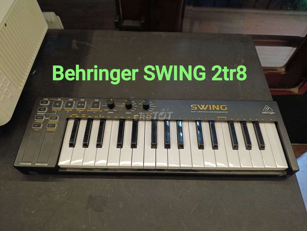 MIDI-контроллер Behringer SWING Sequencer, черный