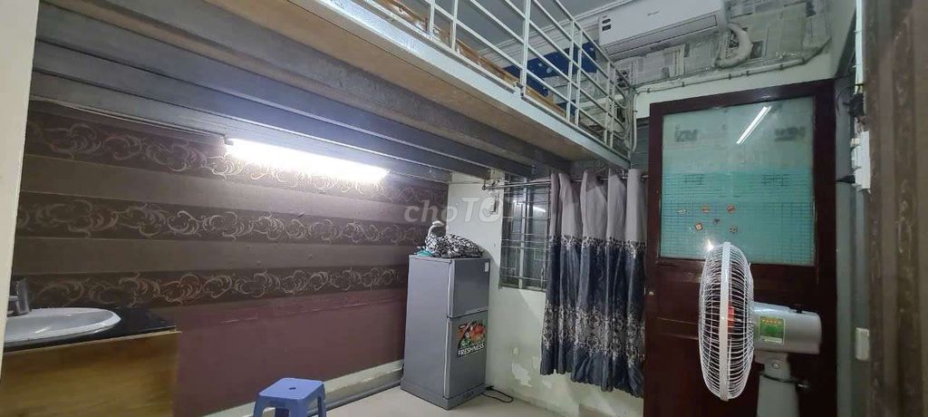 Отдельная комната с антресолью в переулке для автомобилей рядом с рынком Тхи Нге, район 1