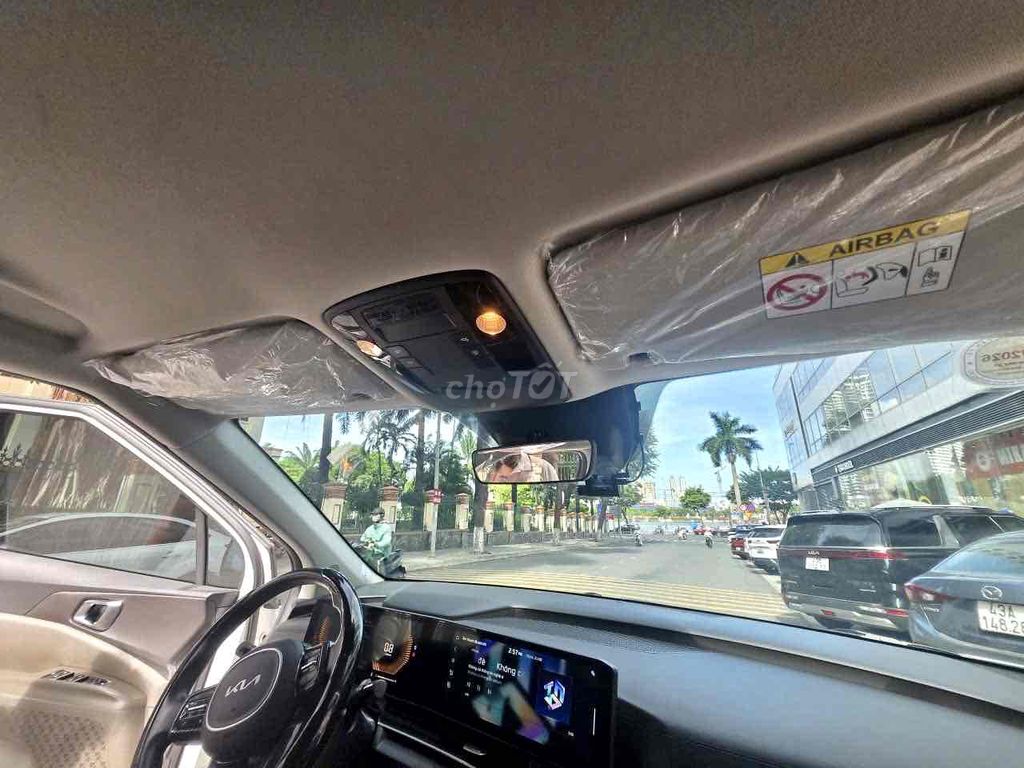 Фото 3: Kia Carnival Luxury 2025 8 мест Белый 47850 км