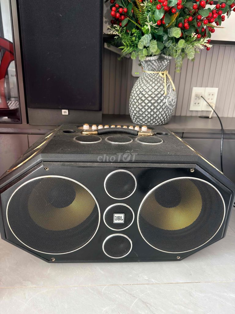 Портативная караоке-колонка JBL черная как новая