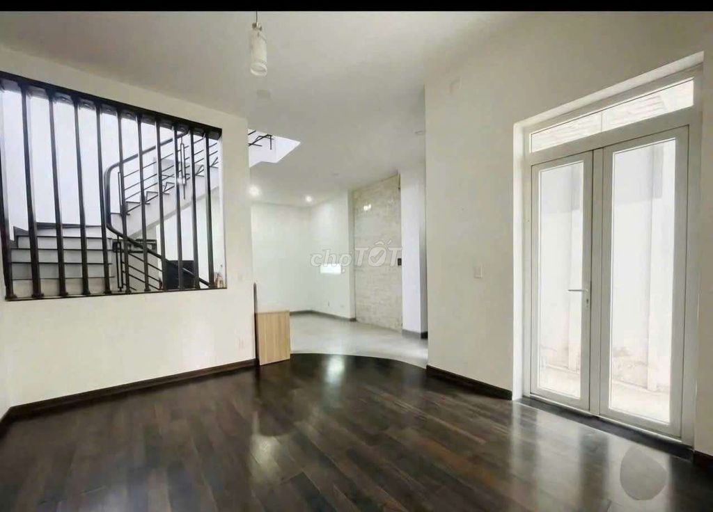 Дом 1 этаж + 3 этажа, 4 спальни, 6,5x12 м, переулок на улице Нгуен Ван Куй, район 7