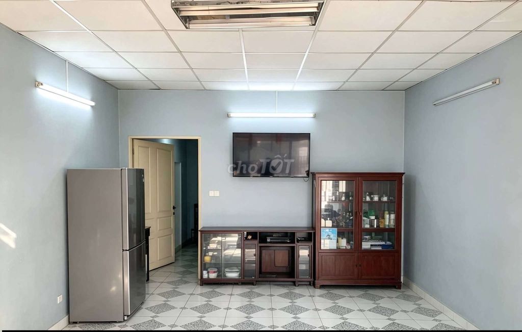 Фото 2: Дом 2 этажа, фасад коммерческий [4,5м x 10м], ул. Чинь Динь Чонг, р-н Тан Фу, рядом с р-ном 11