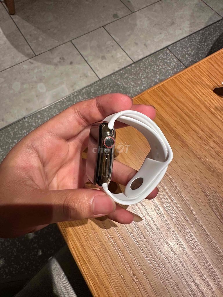 Фото 3: Apple Watch S7 41 мм, золотая сталь