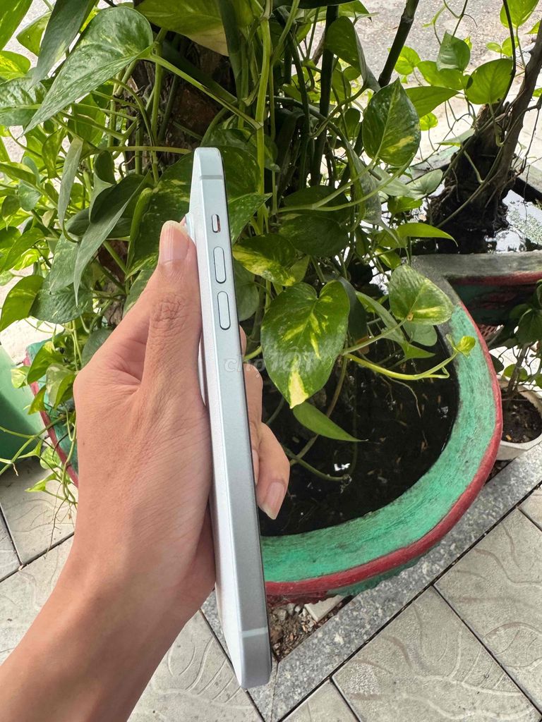 Фото 2: Apple iPhone 15 Plus 256GB Белый 99%