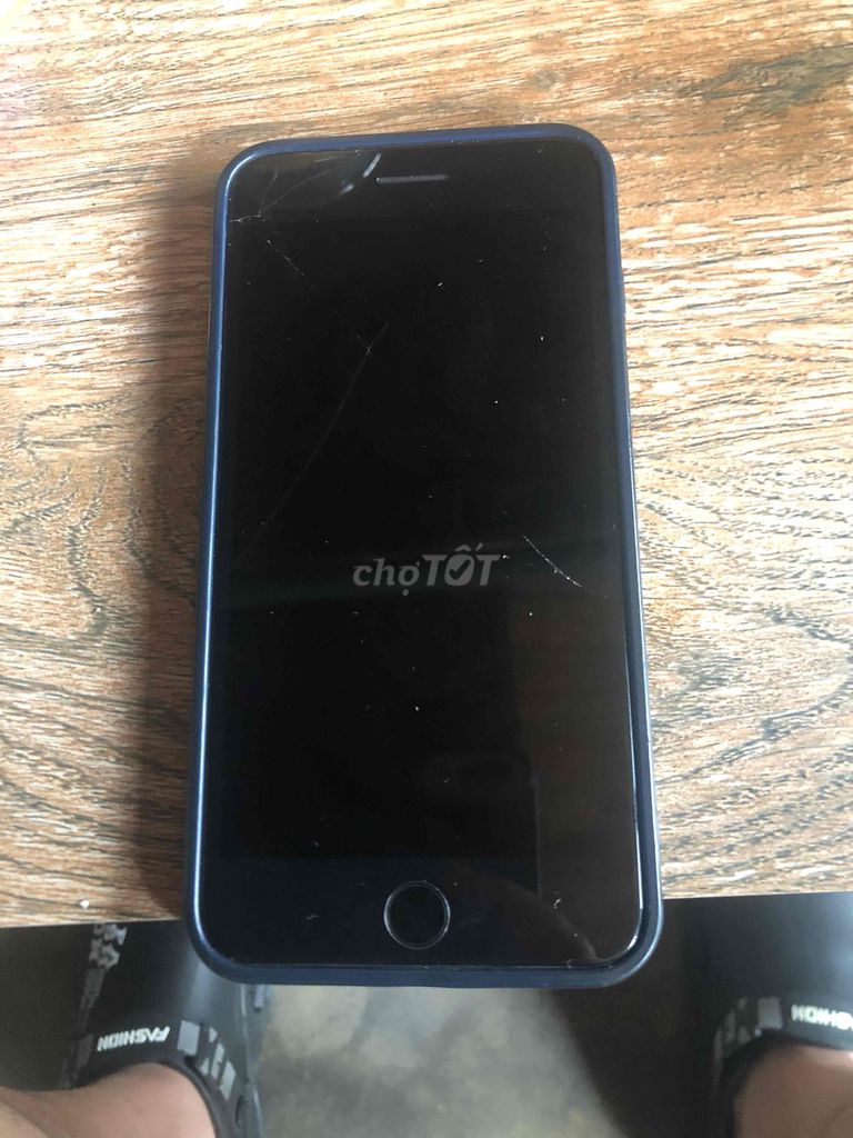 iPhone черный, не работает камера, треснул экран