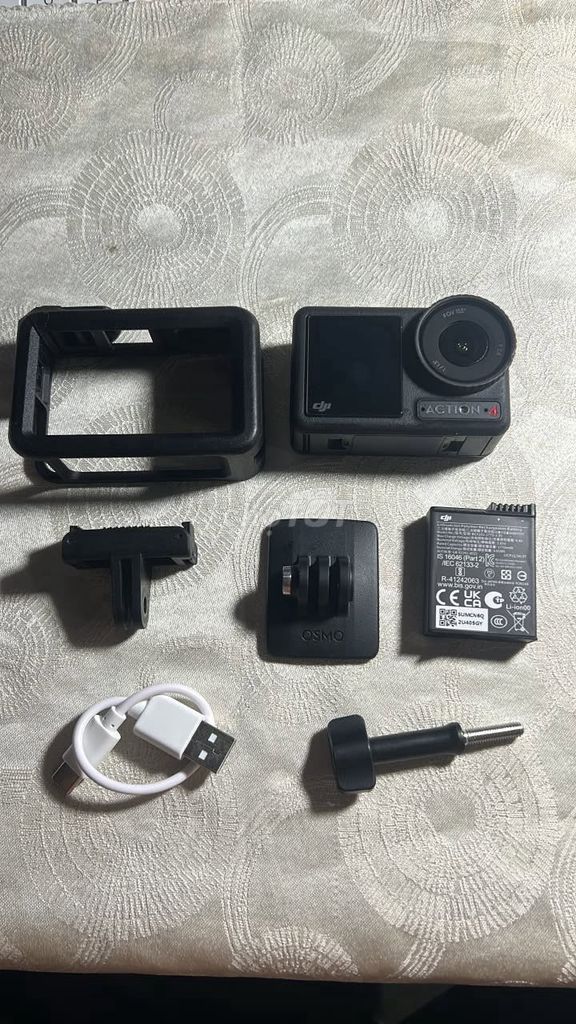Продаю Dji Action 4, базовая версия, мало использовалась, почти новая