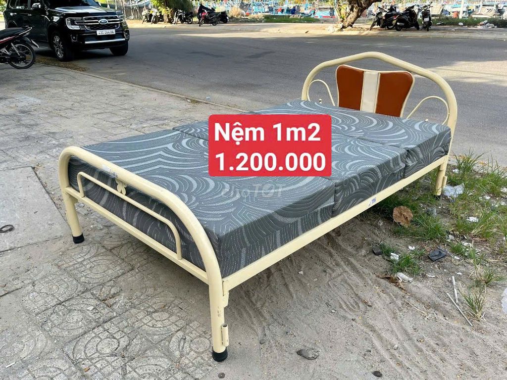 Односпальная металлическая кровать кремового цвета 1,2 м, современная
