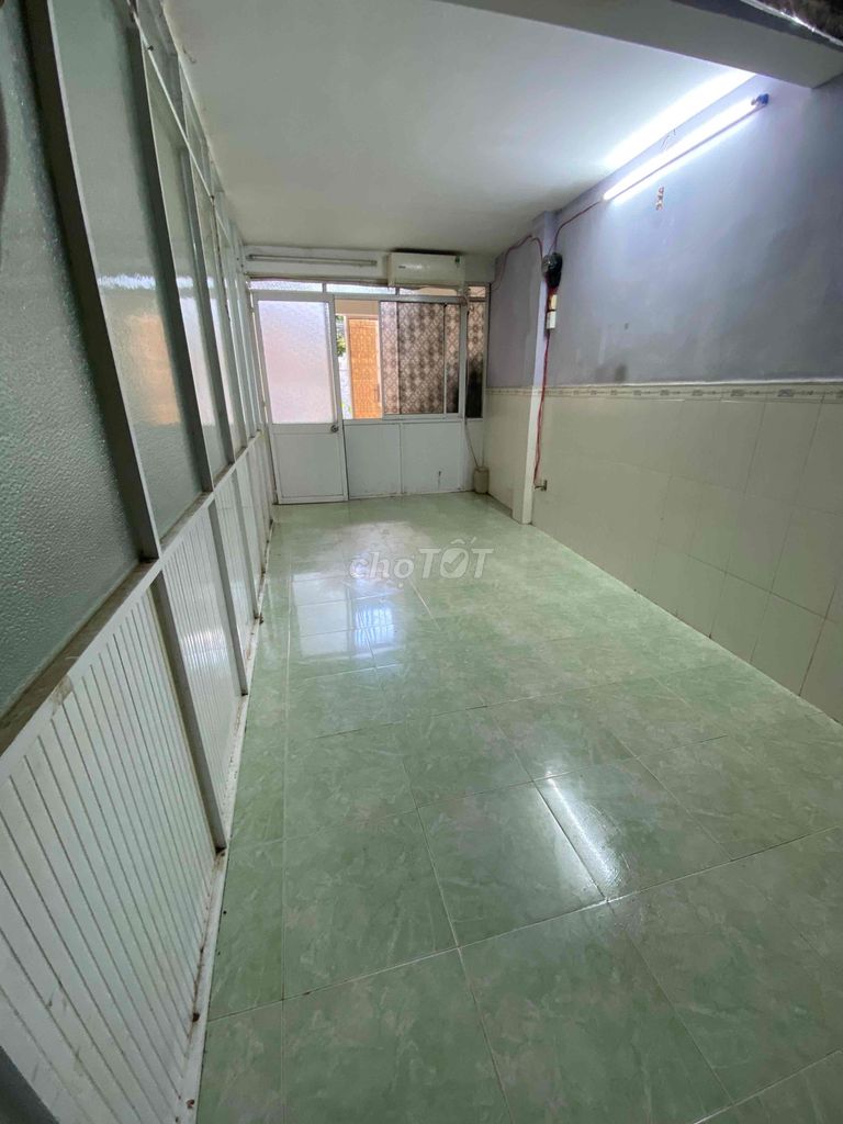 Фото 3: 🏠 Сдается комната в доме на улице Ву Тунг, рынок Батьеу, квартал Зядинь