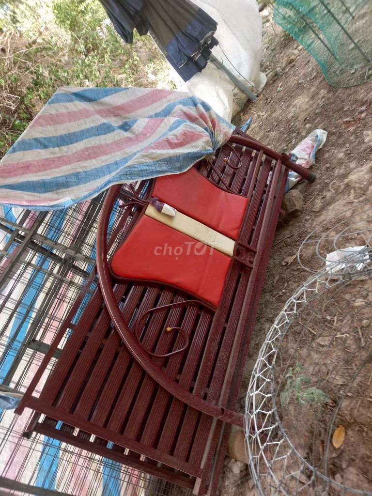 Железная кровать 1,6м x 2м, коричнево-красная, в хорошем состоянии