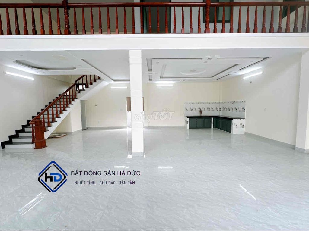 Новый красивый дом с антресолью 10x15, переулок для автомобилей, насквозь к району 12