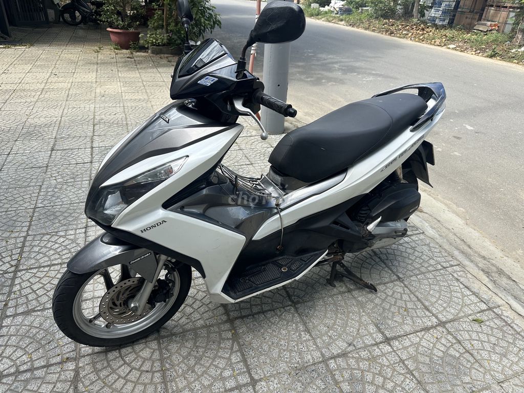 Фото 2: Honda Air Blade 2015 белый черный 1 владелец