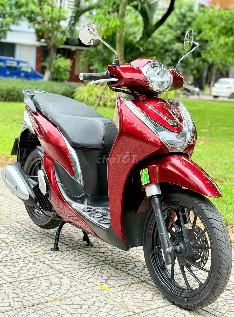 Фото 2: Honda SH Mode 2021 Красный