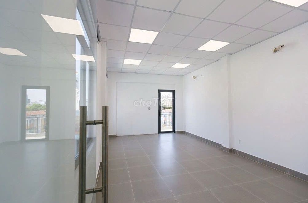 Фото 2: Целое здание 45 Huỳnh Tịnh Của, Q3. Площадь: 4,5x18м, конструкция: первый этаж, антресоль, 3 этажа