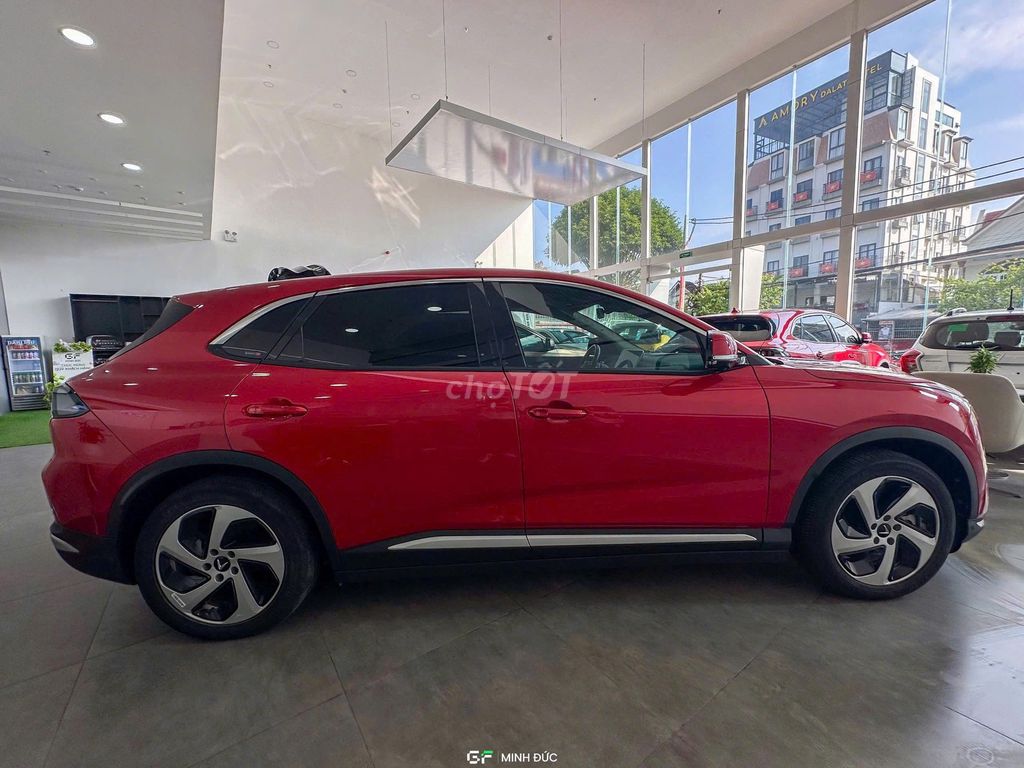 Фото 2: VinFast VF8 ECO 2024 Красный