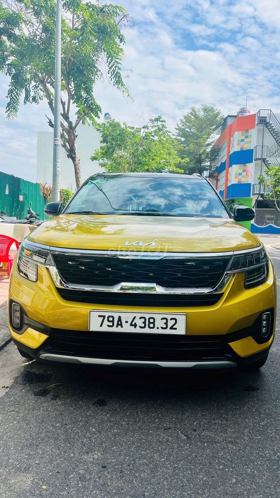 KIA SELTOS PREMIUM 2022 ЖЕЛТО-ЧЕРНЫЙ, Б/У