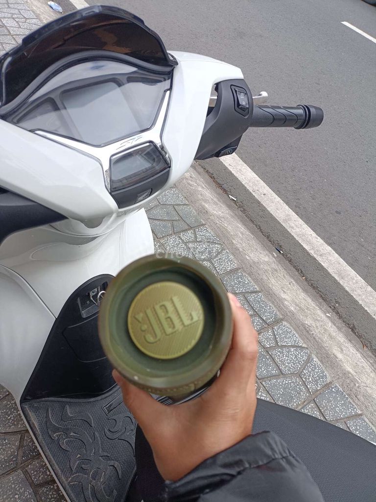 Фото 3: Колонка Bluetooth JBL Charge 4, цвет хаки