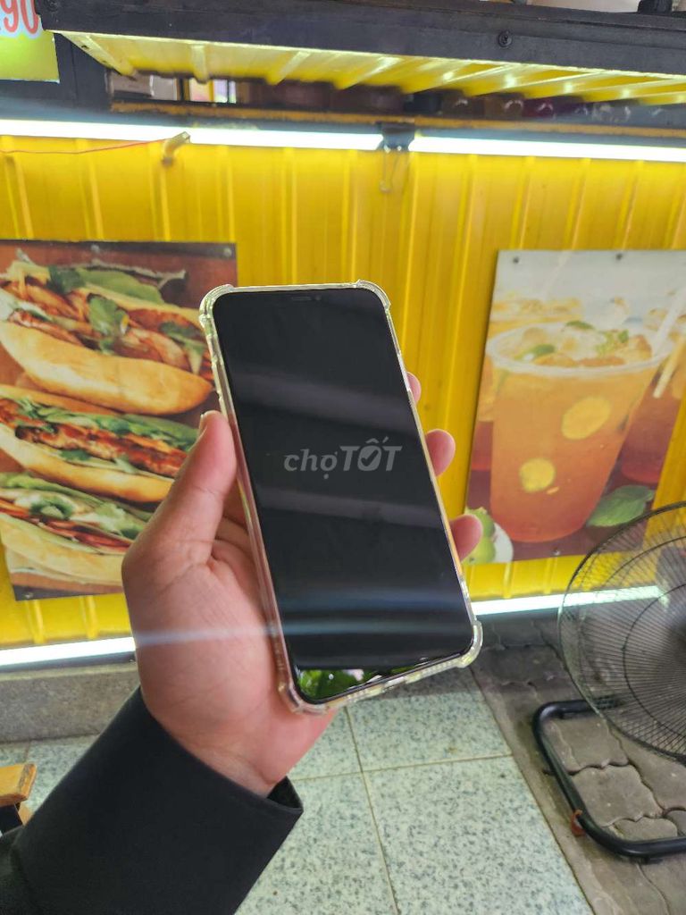 Фото 3: Apple iPhone XS Max золотой