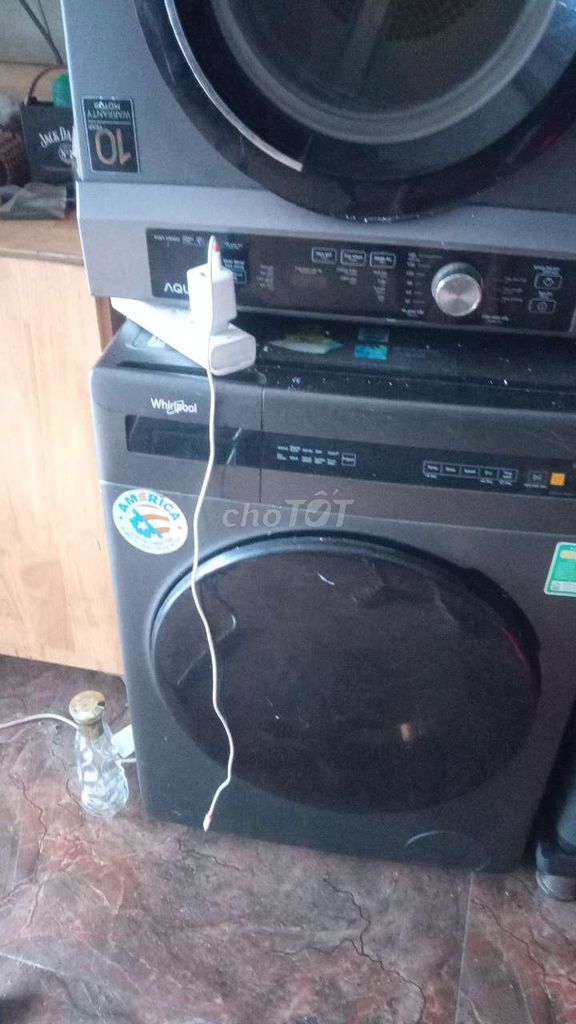 Стиральная машина Whirlpool с фронтальной загрузкой, серая