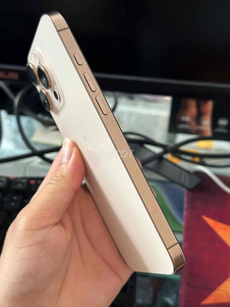 Фото 2: Apple iPhone 16 Pro Max 256GB Золотой, Красивый, 99%