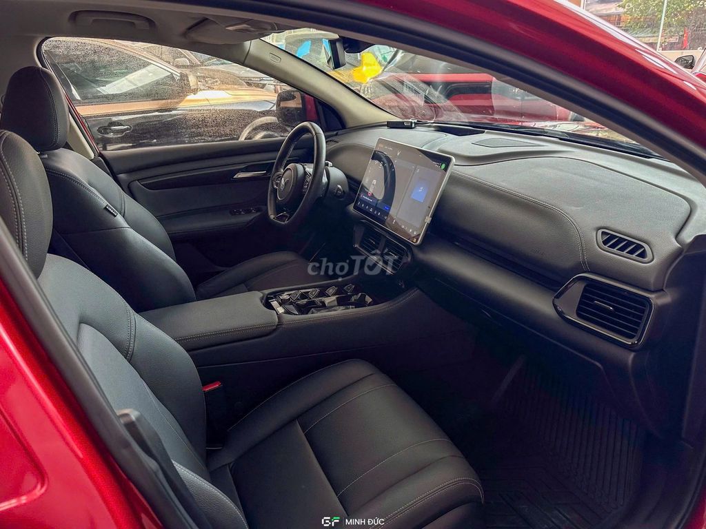 Фото 3: VinFast VF8 ECO 2024 Красный