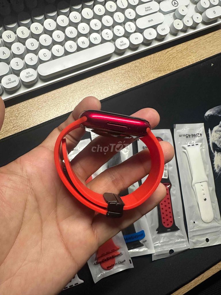 Фото 3: Apple Watch Series 7 GPS 45mm алюминиевый красный