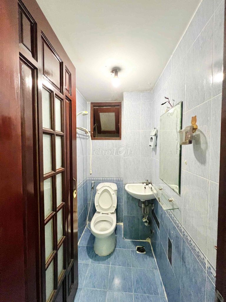 Фото 3: Супер просторная!! Сдам студию 40м2 с балконом, 4 человека, 2 мотоцикла, рядом с Университетом Hoa Sen и UEH